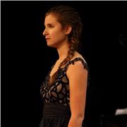 Chanteuse de formation lyrique avec plus de 14 ans d'expérience propose cours de chant et / ou solfège